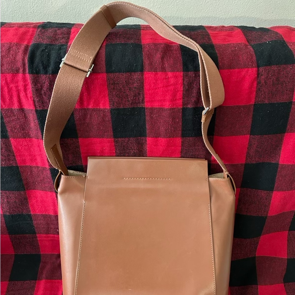 Everlane Tan Crossbody Bag with Adjustable Strap - Picture 2 of 6